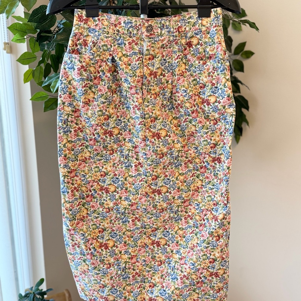 Willowbend Floral Button-Up Shirt in Multicolor - Picture 2 of 6